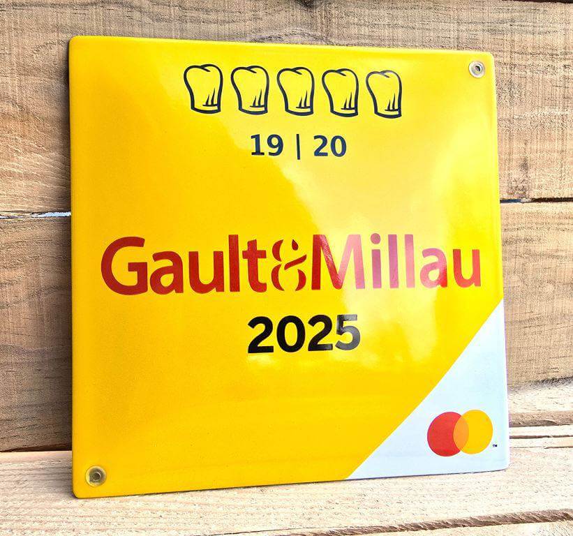 Emaille bord laten maken met logo - gault_millau-2025-20x20cm Emaille bord laten maken met logo - gault_millau-2025-20x20cm
